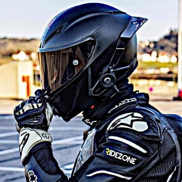 Каски, ръкавици, наколенки